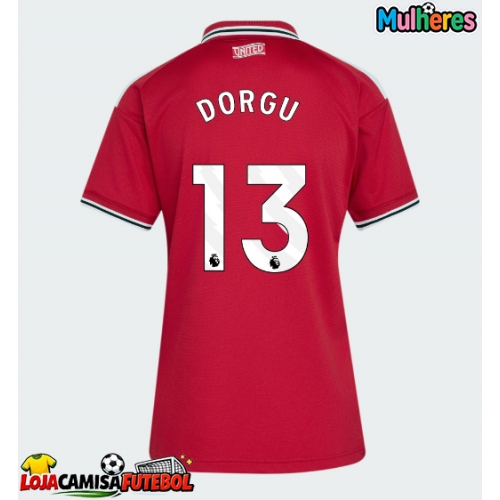 Camisa de Futebol Manchester United Patrick Dorgu #13 Equipamento Principal Mulheres 2026-27 Manga Curta